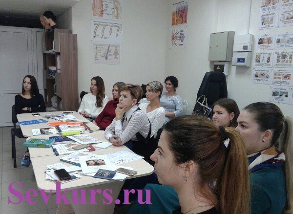 Теоретическое занятие у медсестер по косметологии.