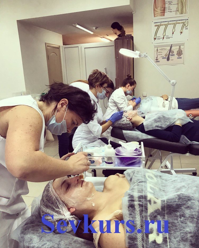Практическое занятие по чисткам, пилингам и аппаратной косметологии.